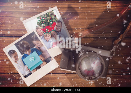 Image composite de souvenirs de Noël contre l'instant photos sur plancher en bois Banque D'Images