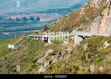 Avis de Sir Lowreys passent dans le montagnes Hottentots-Holland près de Somerset West, Afrique du Sud. Les ponts sur le vieux roalroad est visible. S Banque D'Images