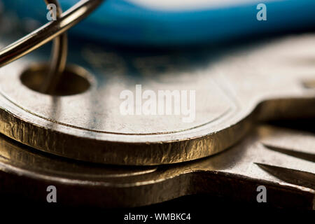 Macro Shot of Conceptual clés de maison sur le dessus de table en bois Banque D'Images