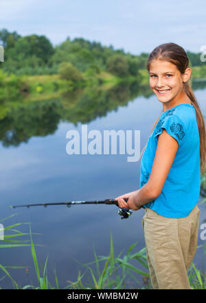 Vacances d'été - Photo de jolie fille la pêche sur la rivière. Banque D'Images