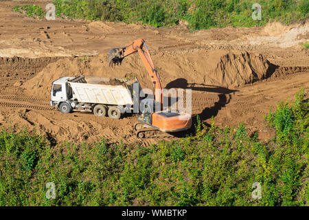 Chargement d'excavatrice camion dumper avec sand at construction site. Banque D'Images