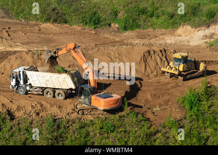 Chargement d'excavatrice camion dumper avec sand at construction site. Banque D'Images