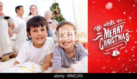 Enfants souriants à la présente dans les bottes de Noël rouge contre la vignette Banque D'Images