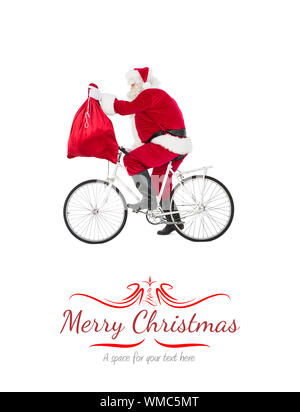 Santa vélo et tenant son sac contre border Banque D'Images