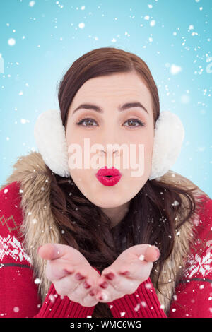 Brunette de fête avec du rouge à lèvres kiss lips contre fond bleu avec vignette Banque D'Images