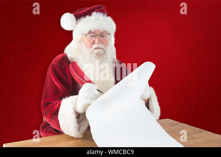 Santa écrit quelque chose avec une plume contre fond rouge Banque D'Images