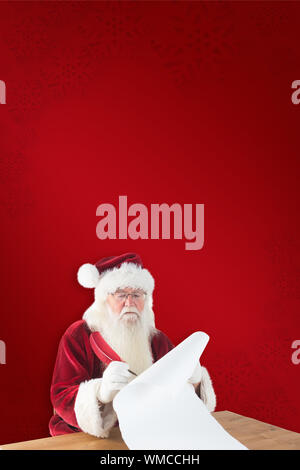 Santa écrit quelque chose avec une plume contre fond rouge Banque D'Images