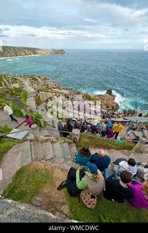 Public au Théâtre Minack sur clifftop à Cornwall. Angleterre, Royaume-Uni Banque D'Images