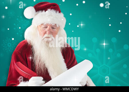 Santa écrit quelque chose avec une plume contre green snowflake background Banque D'Images