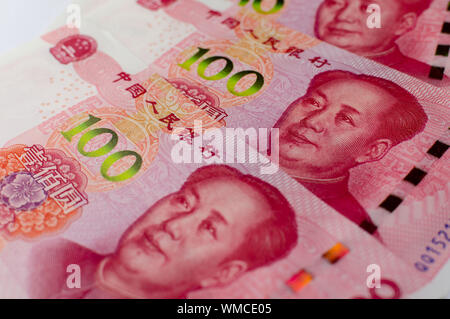 Ou le renminbi yuan chinois des billets en euros. Close up image de la monnaie de la Chine. Photo est prise avec une faible profondeur de champ. Banque D'Images