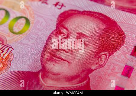 Ou le renminbi yuan chinois des billets en euros. Close up image de la monnaie de la Chine. Photo est prise avec une faible profondeur de champ. Banque D'Images