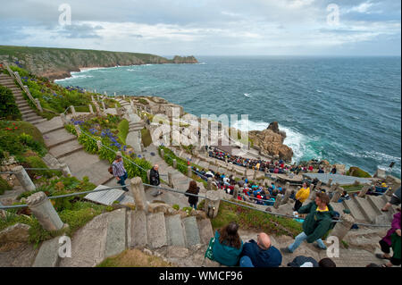 Public au Théâtre Minack sur clifftop à Cornwall. Angleterre, Royaume-Uni Banque D'Images