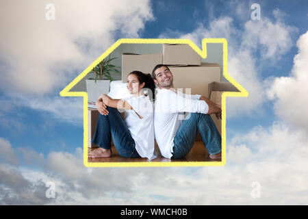 Couple avec lumineux unpacking boxes moving dans une nouvelle maison contre le ciel bleu avec des nuages blancs Banque D'Images