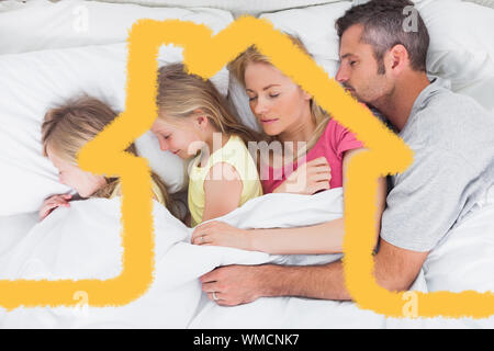 Les parents de dormir dans le lit avec leurs jumeaux contre chambre contours Banque D'Images