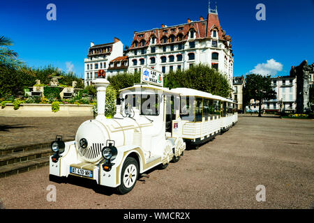 AIX-LES-BAINS, FRANCE - 31 août 2014 un train bus pour visiter à la voile le plus grand lac naturel de France pendant tout l'été. 3 Août Banque D'Images