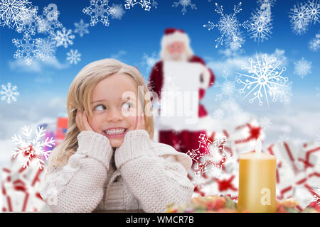 Cute little girl contre ciel bleu nuages plus Banque D'Images