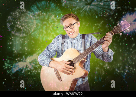 Hipster geek à jouer de la guitare contre l'explosion d'artifice colorés sur fond noir Banque D'Images