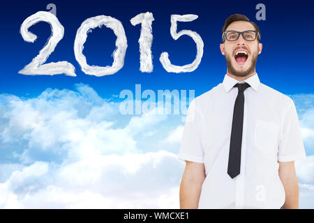 Geeky young businessman criant bruyamment contre le ciel bleu au-dessus des nuages Banque D'Images