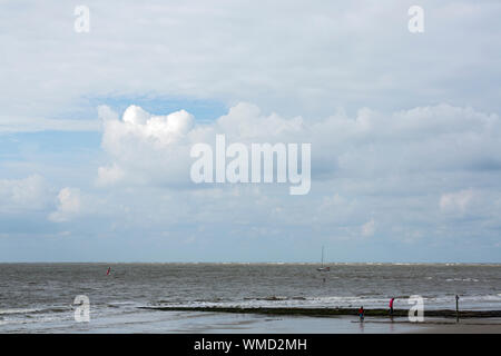 Norderney, Weststrand, Strand, Meer, Himmel, Wolken, Horizont, Buhne, Mensch, Boot Banque D'Images