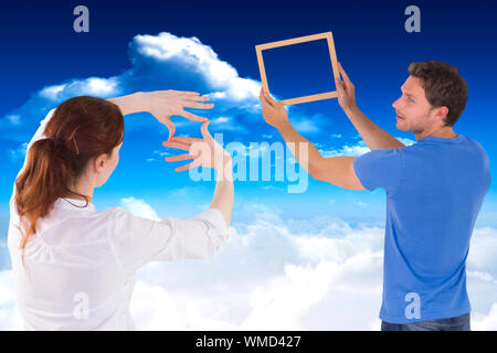 Couple de décider de suspendre photo contre ciel bleu avec des nuages Banque D'Images