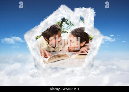 Deux amis se regarder alors que la lecture de livres sur une couverture contre le ciel bleu au-dessus des nuages Banque D'Images