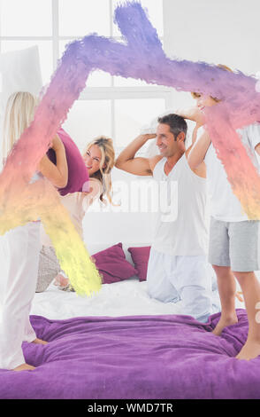 Family having fun avec des oreillers contre chambre contours dans les nuages Banque D'Images
