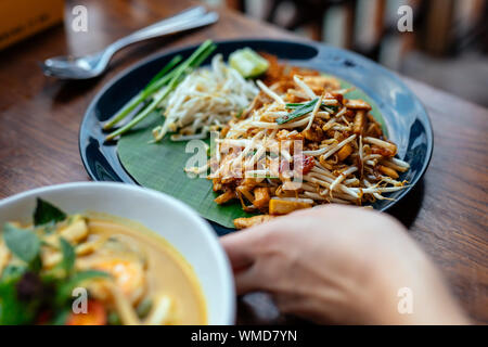 Udon avec sauce Padthai, sain ; menu végétarien/végétalien Padthai et nouilles avec de la fumée le tofu et légumes mixtes - chinois petits Bok Choy , ciboulette ail, sha Banque D'Images