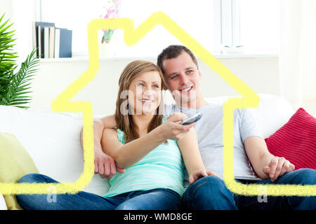 Homme charismatique embrassant sa petite amie pendant que vous regardez la télévision contre chambre contours Banque D'Images