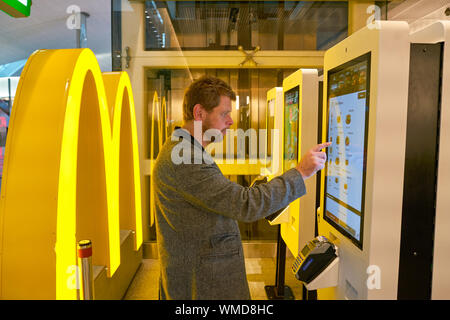 Dubaï, Émirats arabes unis - circa 2019, janvier : Utiliser des bornes de commande chez McDonald's restaurant à l'Aéroport International de Dubaï. Banque D'Images