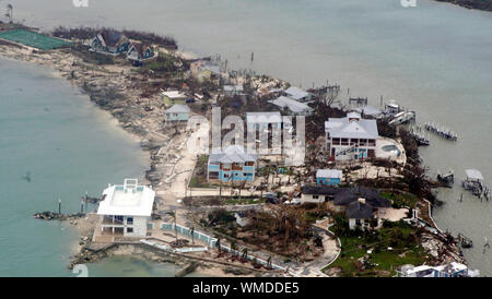 Une vue aérienne de maisons dans les Bahamas à partir d'une Garde côtière canadienne Elizabeth City C-130 après l'Ouragan Dorian se déplace au nord le 3 septembre 2019. L'ouragan a frappé la Dorian Samedi et dimanche dans l'intensification. U.S. Coast Guard photo de Maître de 2e classe Adam Stanton. Banque D'Images