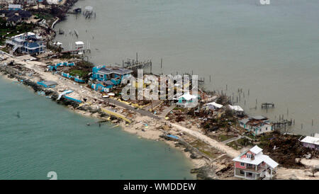 Vue de dessus d'une rangée de structures endommagées dans les Bahamas à partir d'une Garde côtière canadienne Elizabeth City C-130 après l'Ouragan Dorian se déplace au nord le 3 septembre 2019. L'ouragan a frappé la Dorian Samedi et dimanche dans l'intensification. U.S. Coast Guard photo de Maître de 2e classe Adam Stanton. Banque D'Images