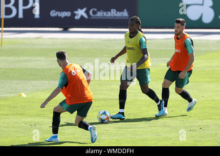 Lisbonne. 16Th Jun 2019. Le Portugais Renato Sanches (C) rivalise avec Pizzi (R) au cours d'une séance de formation à Cidade do Futebol (Football) camp d'entraînement à Oeiras, banlieue de Lisbonne, Portugal, le 4 septembre 2019, l'avant de l'UEFA EURO 2020 match qualificatif. Crédit : Pedro Fiuza/Xinhua Banque D'Images