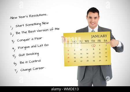 Businessman pointing at calendrier il est maintenant contre carte jaune Banque D'Images