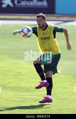 Lisbonne. 16Th Jun 2019. Le Portugais Bernardo Silva assiste à une session de formation à Cidade do Futebol (Football) camp d'entraînement à Oeiras, banlieue de Lisbonne, Portugal, le 4 septembre 2019, l'avant de l'UEFA EURO 2020 match qualificatif. Crédit : Pedro Fiuza/Xinhua Banque D'Images