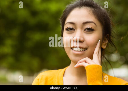 Close up portrait of young woman outdoors Banque D'Images