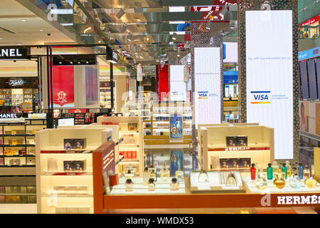 Dubaï, Émirats arabes unis - circa 2019, février : les parfums et cosmétiques produits sur l'affichage à l'Aéroport International de Dubaï. Banque D'Images