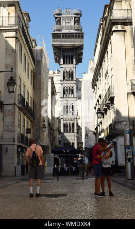 En regardant l'ascenseur Santa Justa de Lisbonne Banque D'Images