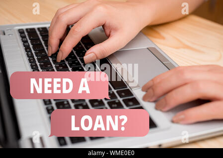 Texte de l'écriture l'écriture Besoin d'un Loanquestion. Photo conceptuel offrant un argent pour demonstratingal ou les finances de l'entreprise femme ordinateur portable smartph Banque D'Images