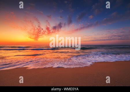 Magnifique coucher de soleil sur la mer tropicale. Banque D'Images