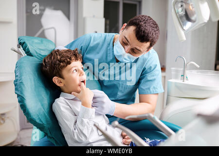 Dentiste vérifie les dents de l'enfant Banque D'Images