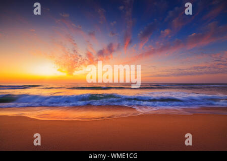 Beaux nuages sur la mer, le lever du soleil shot Banque D'Images