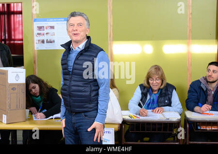 Mauricio Macri, Président de l'Argentine, donne sa voix à l'élection présidentielle dans un bureau de vote primaires à Buenos Aires. Huit paires de candidats en concurrence dans la zone Code. Cependant, les chances pour un ruissellement possible en décembre sont uniquement envisagées par le duo Mauricio Macri âA Miguel Angel Pichetto et Alberto FernÃndez FernÃndez âA Cristina de Kirchner. Dans le premier tour de scrutin le 27 octobre, le Président et le vice-président, 130 députés, 24 sénateurs et gouverneurs dans les provinces de Buenos Aires, La Rioja, Catamarca et dans la capitale sont élus. Dans le monde d'utilisation | Banque D'Images