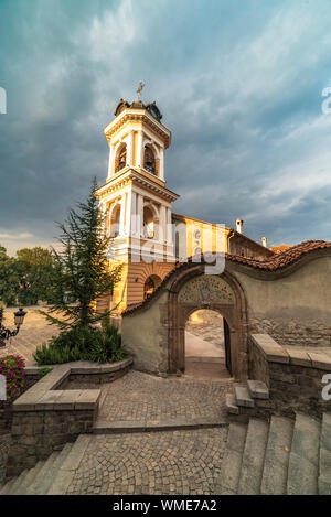 Clocher coloré à l'entrée à l'Assomption de la Sainte Vierge dans l'église de la vieille ville de Plovdiv, Bulgarie Banque D'Images