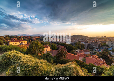 Coucher du soleil d'été de la ville Nebet tepe Hill dans la ville de Plovdiv, en Bulgarie. Vue panoramique. Ancien Plovdiv est Patrimoine Mondial de l'UNESCO. Banque D'Images