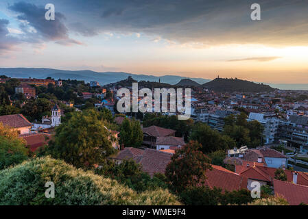 Coucher du soleil d'été de la ville Nebet tepe Hill dans la ville de Plovdiv, en Bulgarie. Vue panoramique. Ancien Plovdiv est Patrimoine Mondial de l'UNESCO. Banque D'Images