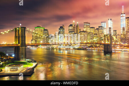 Pont de Brooklyn enjambe la rivière de l'Est vers le sud de Manhattan à New York City. Banque D'Images