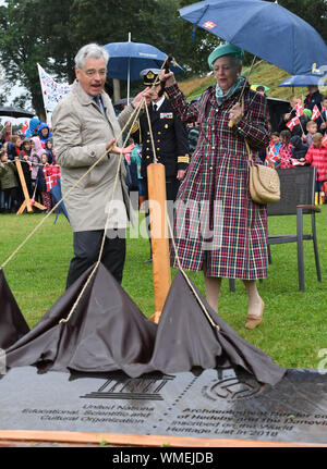 Dannewerk, Allemagne. 05 Sep, 2019. La Reine Margrethe II du Danemark dévoile un site du patrimoine mondial plaque sur sa visite à l'Dannewerk site près de Schleswig sur l'ancienne frontière. Elle visitera Schleswig-Holstein jusqu'à vendredi. Le Danemark considère que la visite comme un prélude à la célébration de 100 ans pour tracer la ligne par référendum en 2020. Crédit : Carsten Rehder/dpa/Alamy Live News Banque D'Images