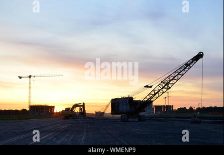 De grandes grues sur chenilles pelle à benne traînante ou avec un métal lourd boulet sur un câble en acier. Wrecking balles sur les chantiers de construction. Démontage et dem Banque D'Images