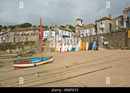 Mousehole village Harbour et sombres nuages de pluie. Cornwall, England, UK Banque D'Images