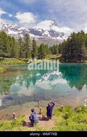 Près de Valtournenche, Province d'Aoste, Aoste, Italie. Le Blue Lake (Lac Bleu) avec le Cervin en arrière-plan. Le Matterhorn chevauche la borde Banque D'Images